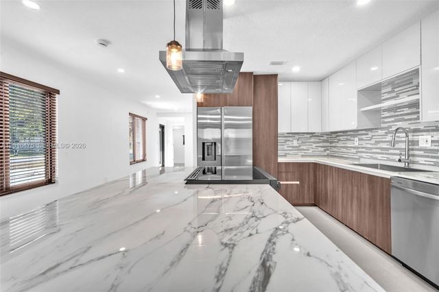17911 NW 82nd Ave, Hialeah, FL 33015