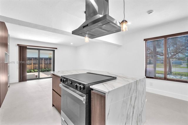 17911 NW 82nd Ave, Hialeah, FL 33015