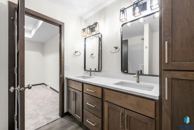 5507 W Liberator Cir Circle, Sioux Falls, SD 57107