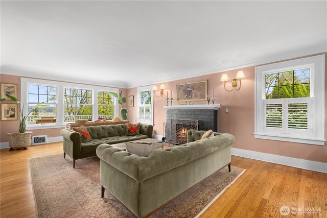 246 Dorffel Drive E, Seattle, WA 98112