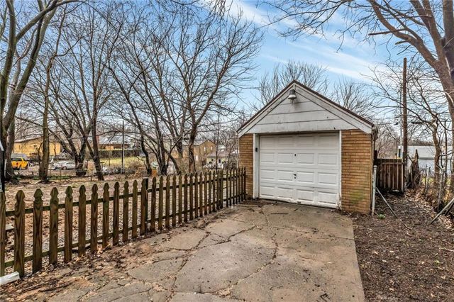 9614 E 32nd S Street, Independence, MO 64052