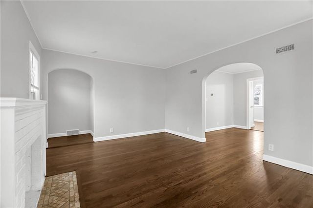 9614 E 32nd S Street, Independence, MO 64052