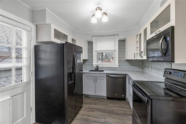 9614 E 32nd S Street, Independence, MO 64052