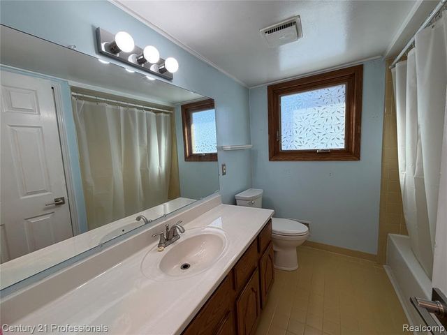 2132 Winchester Road, Rochester Hills, MI 48307