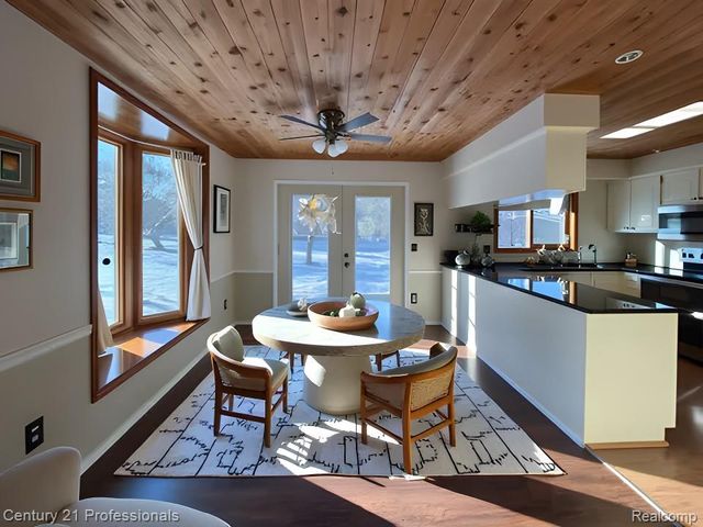 2132 Winchester Road, Rochester Hills, MI 48307