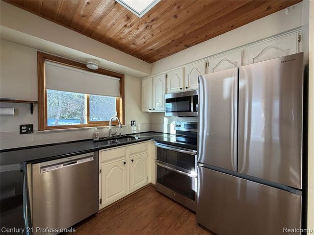 2132 Winchester Road, Rochester Hills, MI 48307