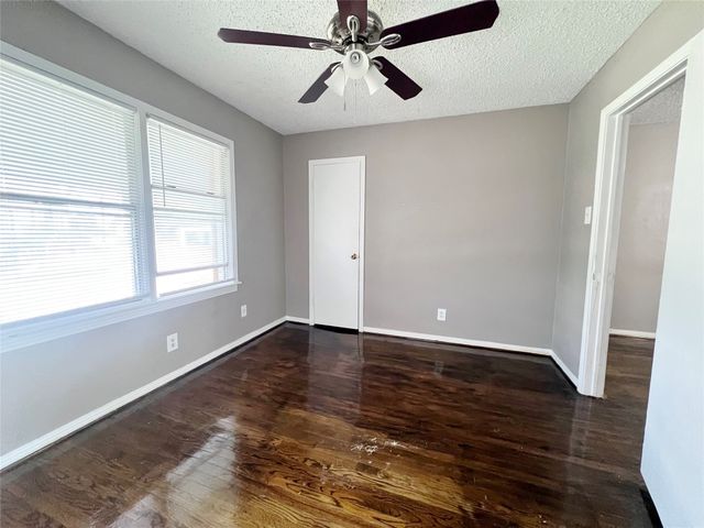 1121 N Bishop Avenue A, Dallas, TX 75208