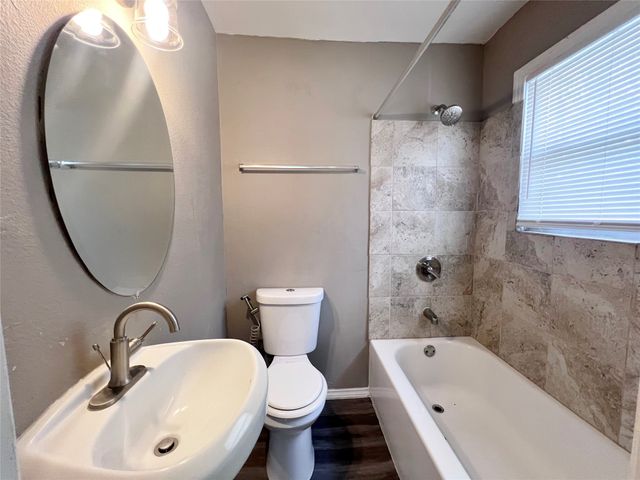 1121 N Bishop Avenue A, Dallas, TX 75208