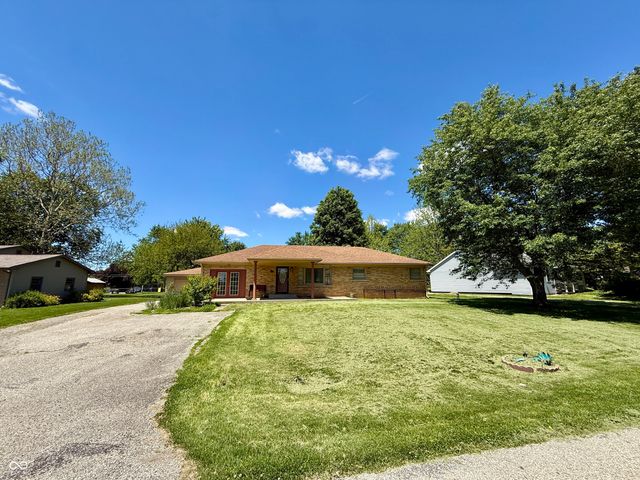2827 S Oakland Drive, Shelbyville, IN 46176