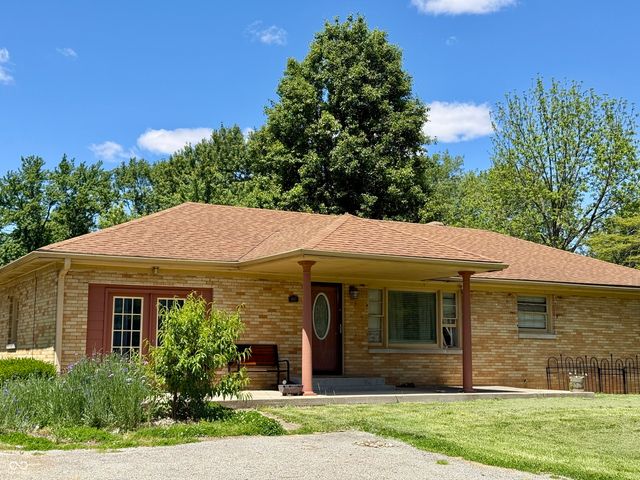 2827 S Oakland Drive, Shelbyville, IN 46176