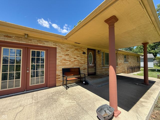 2827 S Oakland Drive, Shelbyville, IN 46176