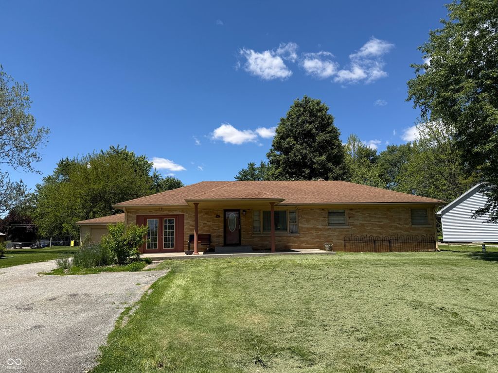 2827 S Oakland Drive, Shelbyville, IN 46176