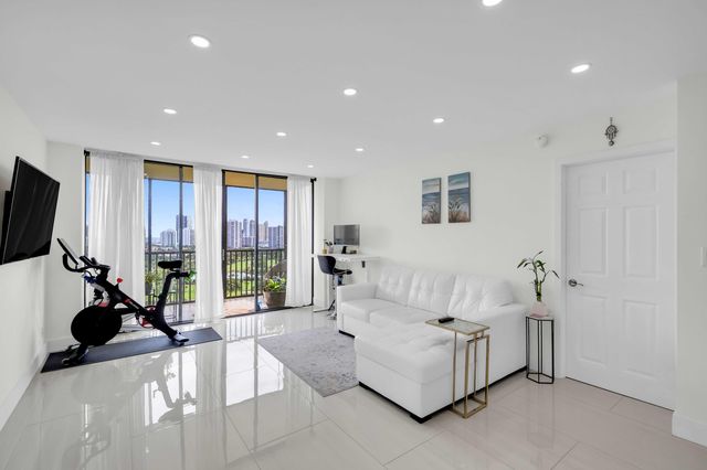 20335 W Country Club Drive 2107, Aventura, FL 33180