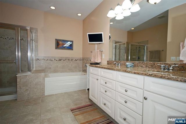 12 Quartz Way, Woodland Park, NJ 07424