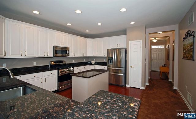 12 Quartz Way, Woodland Park, NJ 07424