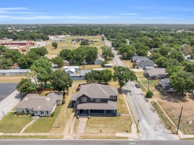 805 E Wise Street, Bowie, TX 76230