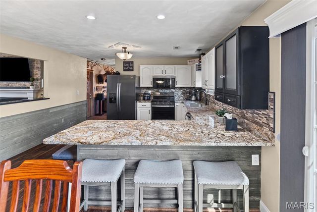 227 Suburban Drive, Smithton, IL 62285