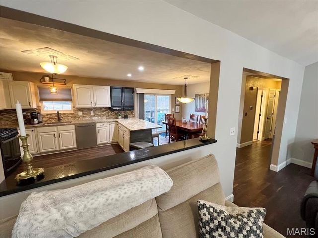 227 Suburban Drive, Smithton, IL 62285