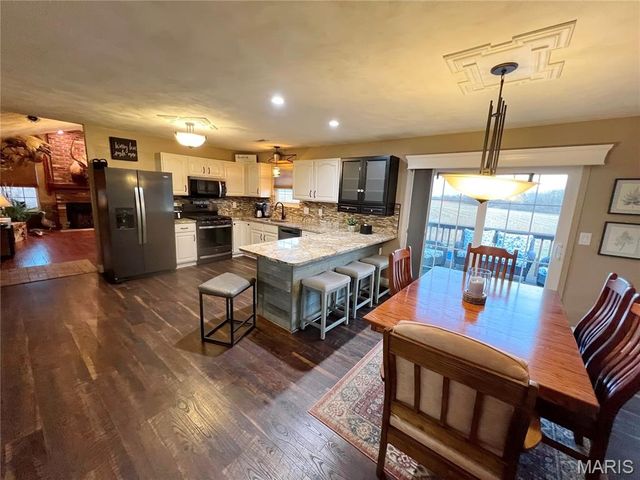 227 Suburban Drive, Smithton, IL 62285