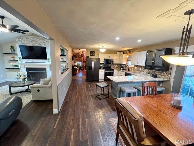 227 Suburban Drive, Smithton, IL 62285