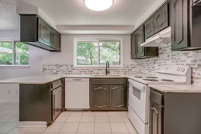 113 Quail Creek Drive, Crowley, TX 76036