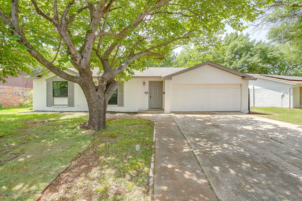 113 Quail Creek Drive, Crowley, TX 76036