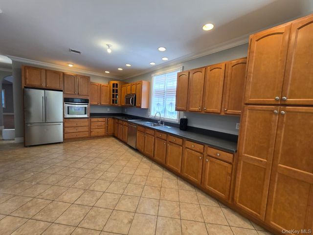 8 Brian Court, Salisbury Mills, NY 12577