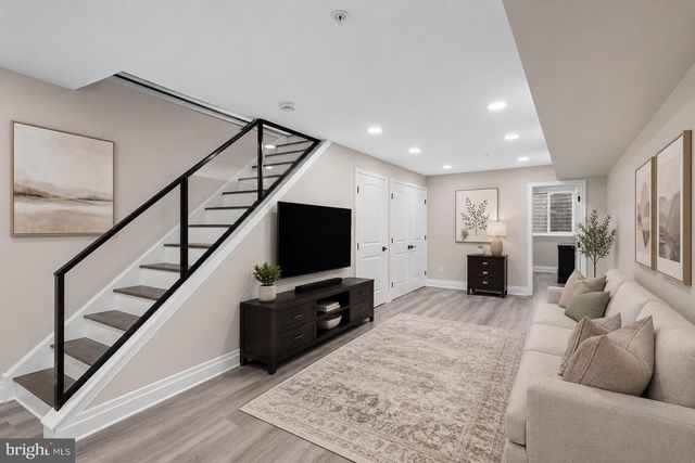 933 S 3RD ST, Philadelphia, PA 19147