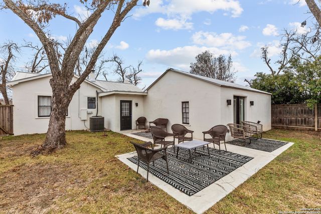 328 W Morse St, Fredericksburg, TX 78028