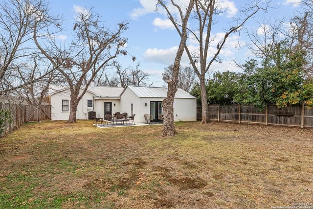 328 W Morse St, Fredericksburg, TX 78028