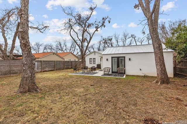 328 W Morse St, Fredericksburg, TX 78028