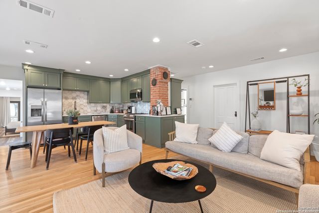 328 W Morse St, Fredericksburg, TX 78028