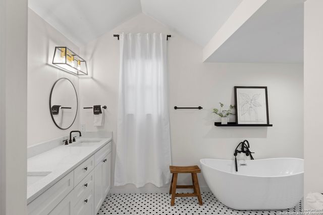 328 W Morse St, Fredericksburg, TX 78028