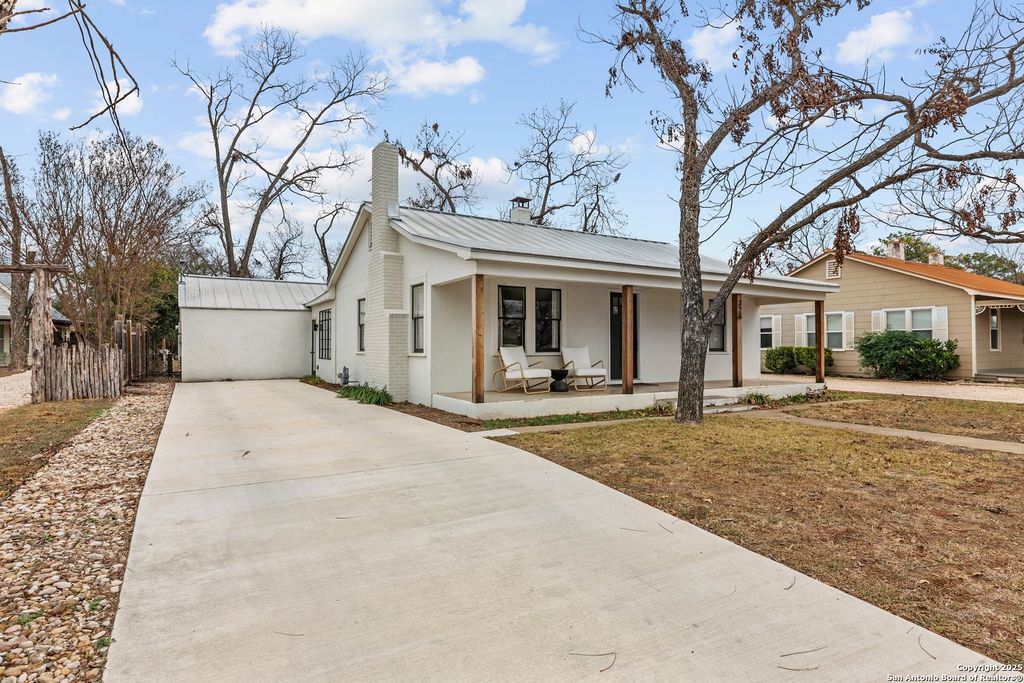 328 W Morse St, Fredericksburg, TX 78028