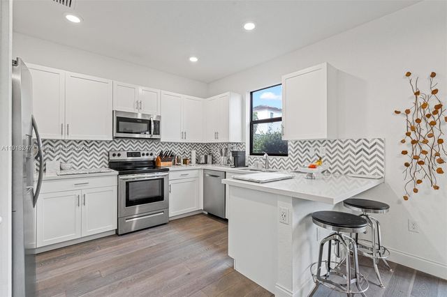 245 NE 210th St, Miami, FL 33179