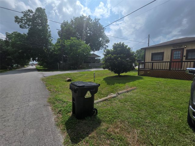 1028 Baker Avenue, Bacliff, TX 77518