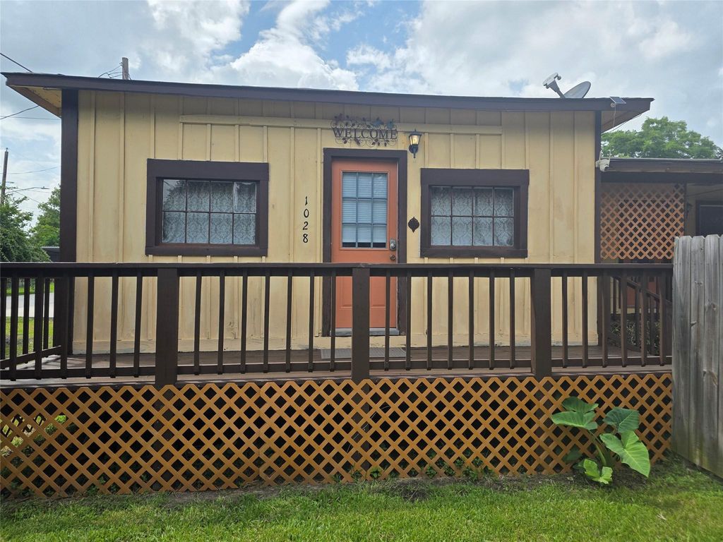 1028 Baker Avenue, Bacliff, TX 77518