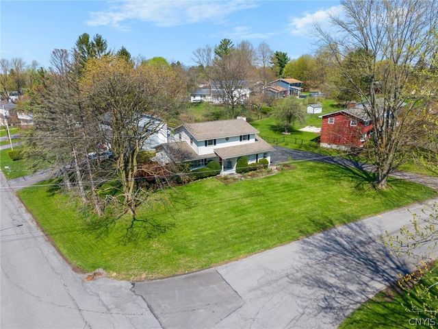 207 Thornton Circle South, Camillus, NY 13031