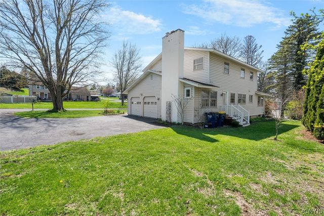 207 Thornton Circle South, Camillus, NY 13031