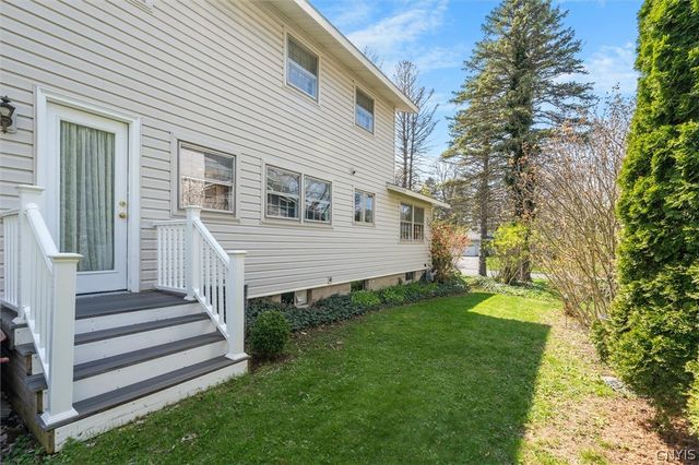207 Thornton Circle South, Camillus, NY 13031