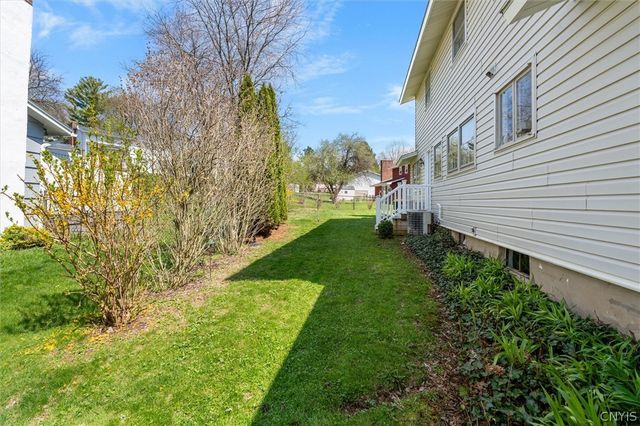 207 Thornton Circle South, Camillus, NY 13031
