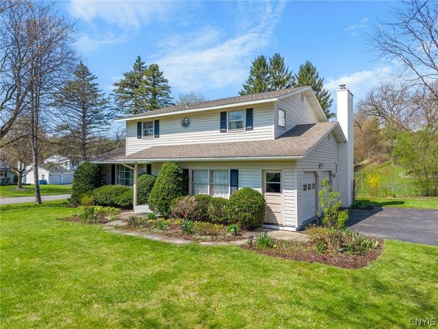 207 Thornton Circle South, Camillus, NY 13031