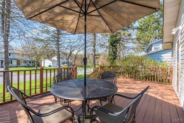 207 Thornton Circle South, Camillus, NY 13031