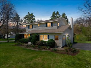 207 Thornton Circle South, Camillus, NY 13031