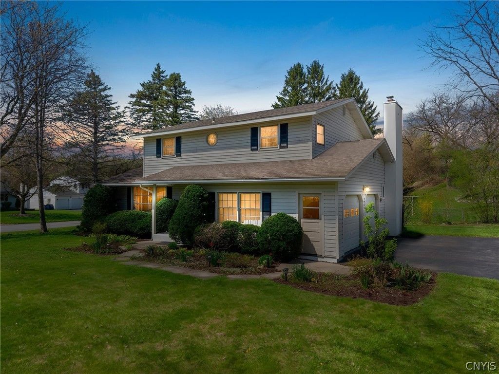 207 Thornton Circle South, Camillus, NY 13031