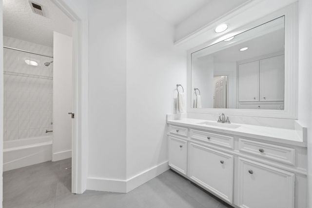 14 Hilshire Grove Lane, Hilshire Village, TX 77055