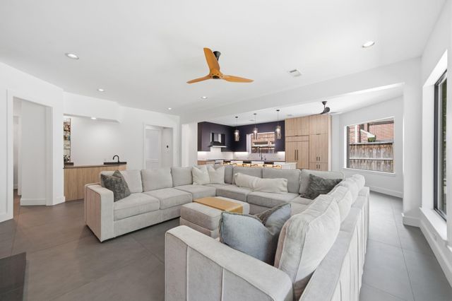 14 Hilshire Grove Lane, Hilshire Village, TX 77055