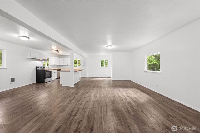 2693 State Rt 101, Ilwaco, WA 98624