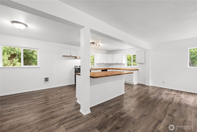 2693 State Rt 101, Ilwaco, WA 98624