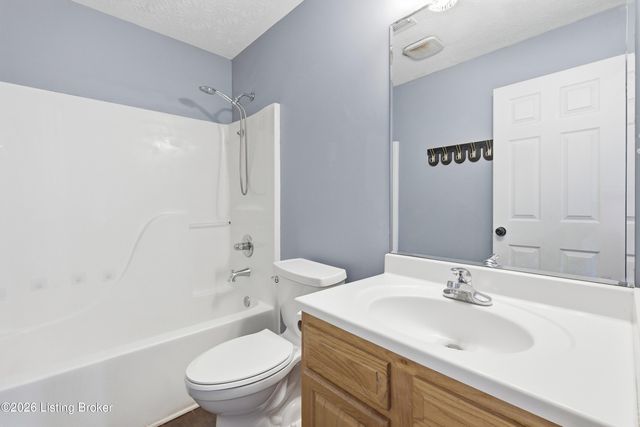 1912 Prestwick Dr, La Grange, KY 40031